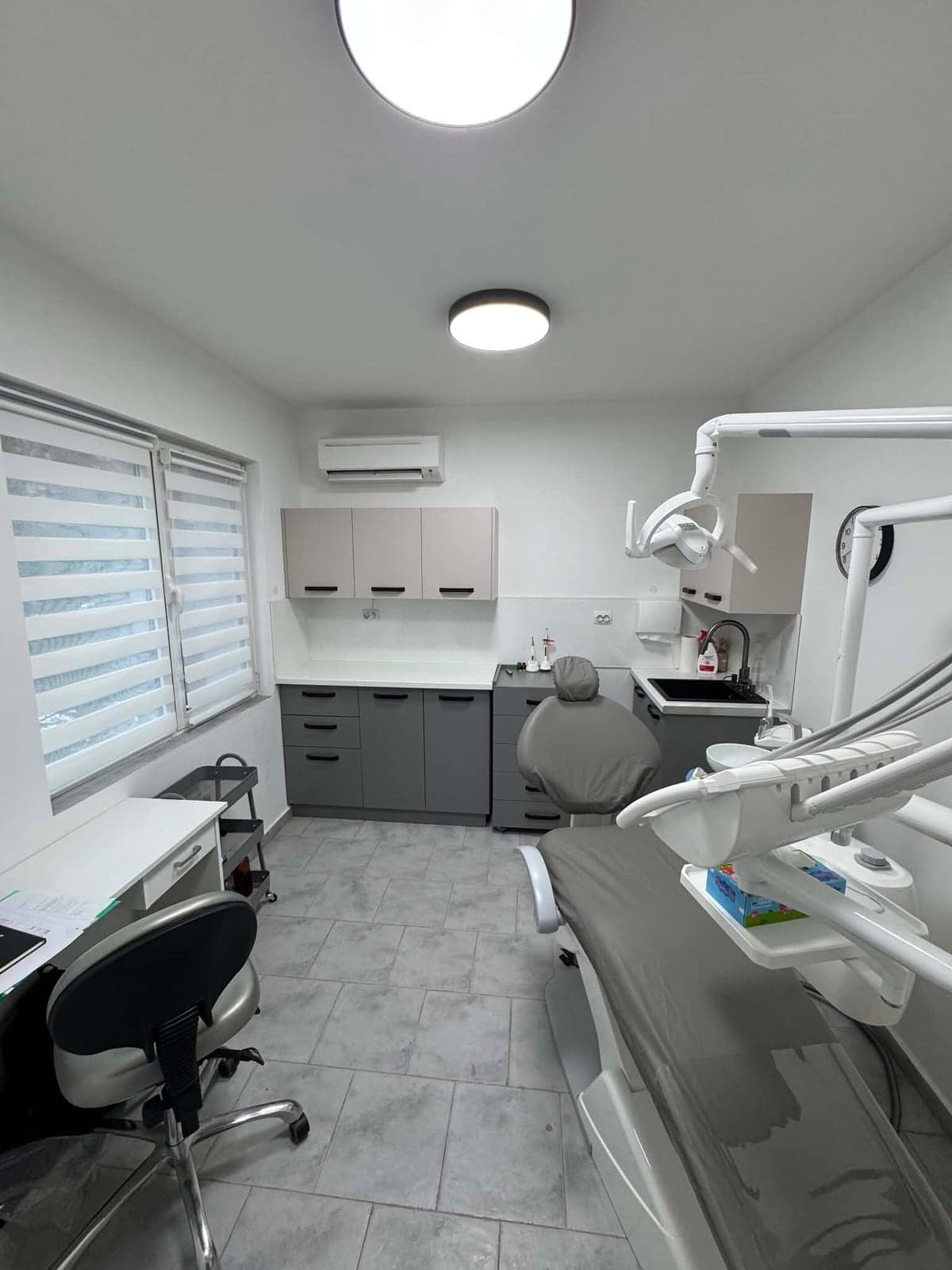 Кабинетът на T&Co Dental: зъболекарски стол, модерно оборудване и светло пространство